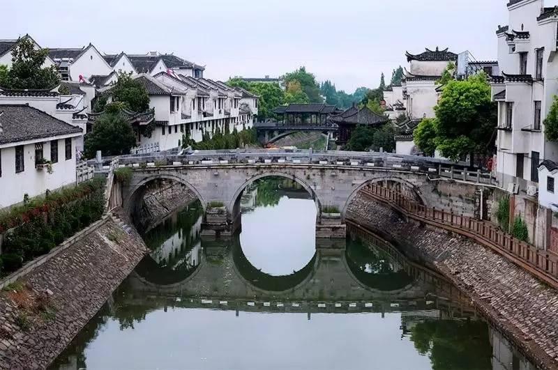 周星驰是一代人的标志，却又为何会惹人不满？游戏画面
